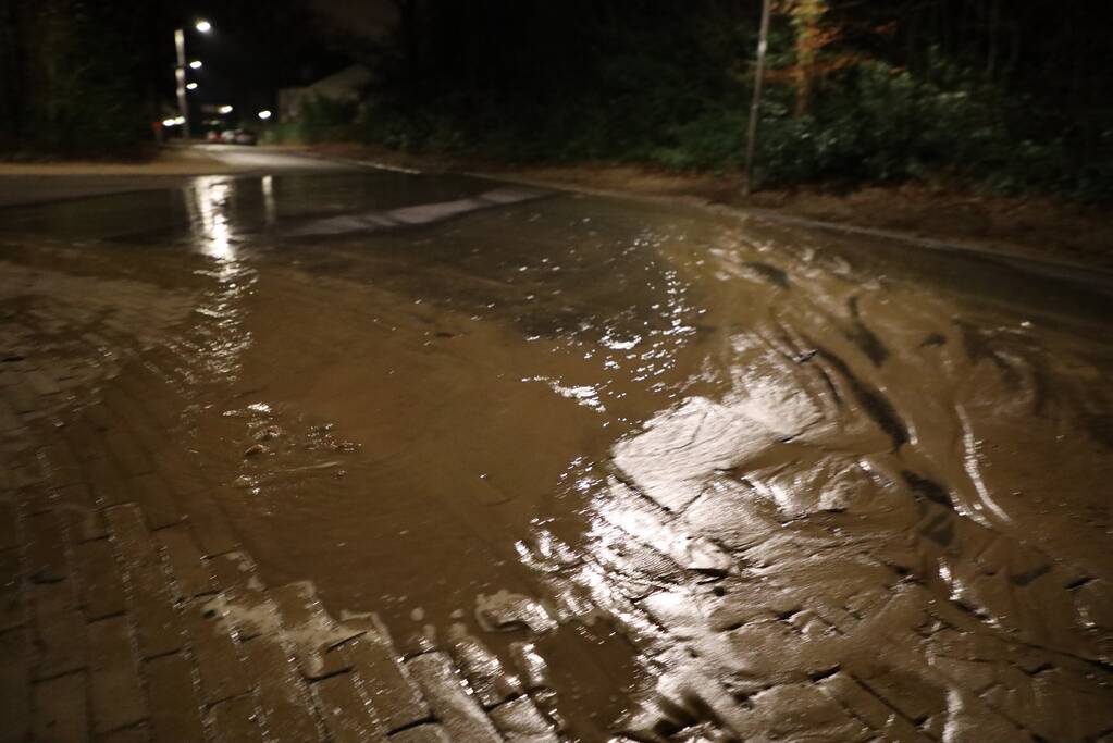 Stoep zakt weg door fors waterlek