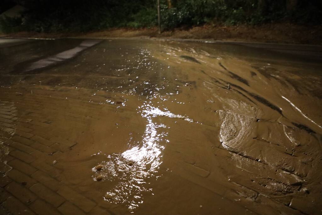 Stoep zakt weg door fors waterlek