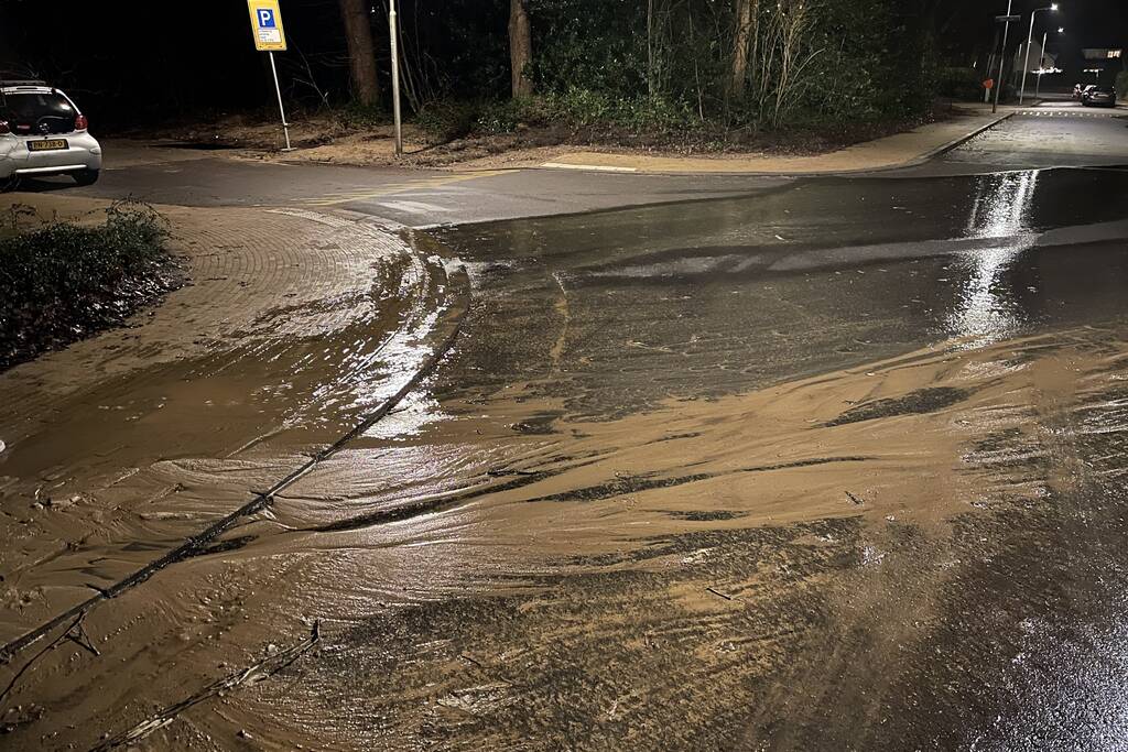 Stoep zakt weg door fors waterlek