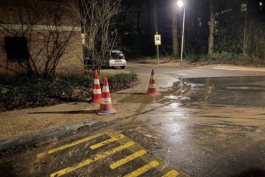 Stoep zakt weg door fors waterlek