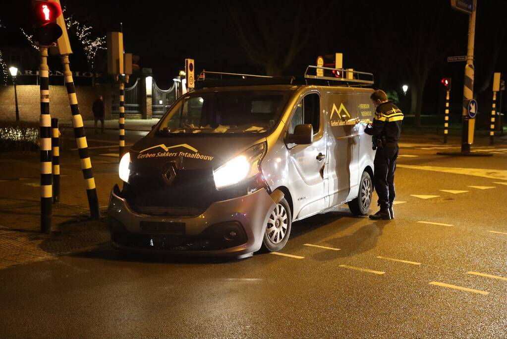 Bestelbus komt tot stilstand tegen verkeerslicht
