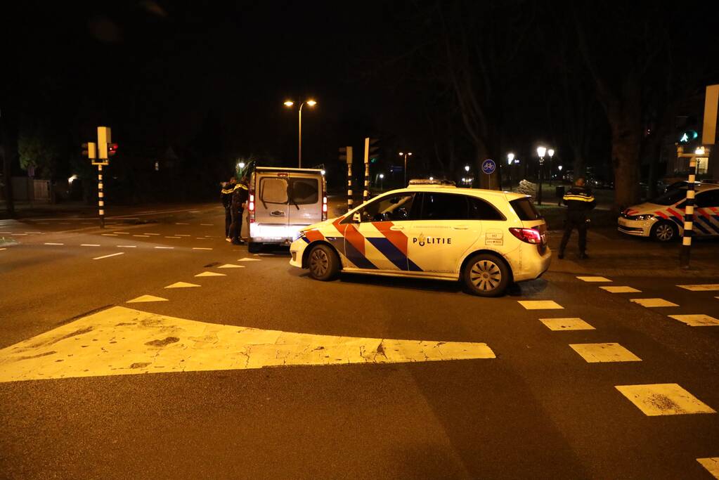 Bestelbus komt tot stilstand tegen verkeerslicht