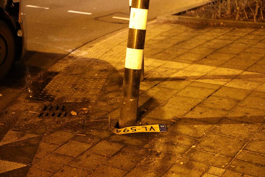 Bestelbus komt tot stilstand tegen verkeerslicht