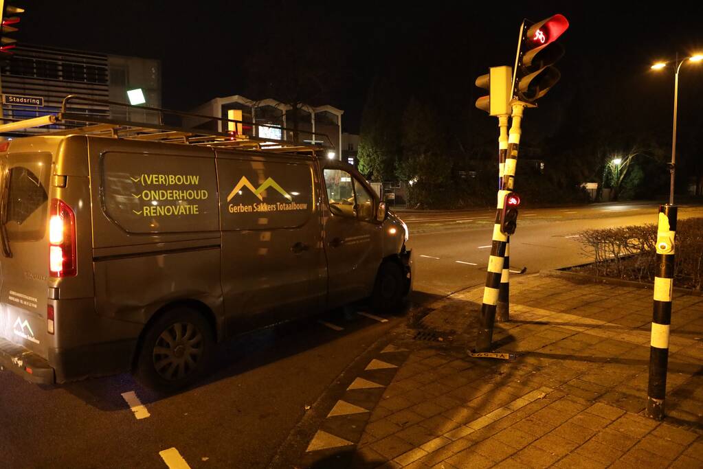 Bestelbus komt tot stilstand tegen verkeerslicht