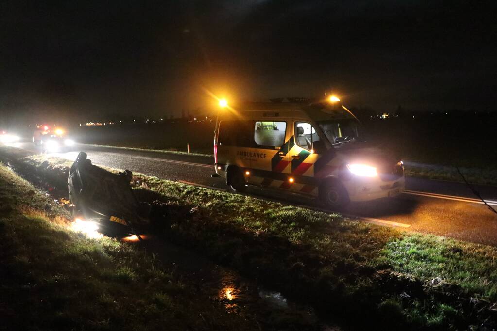 Auto belandt op dak in sloot