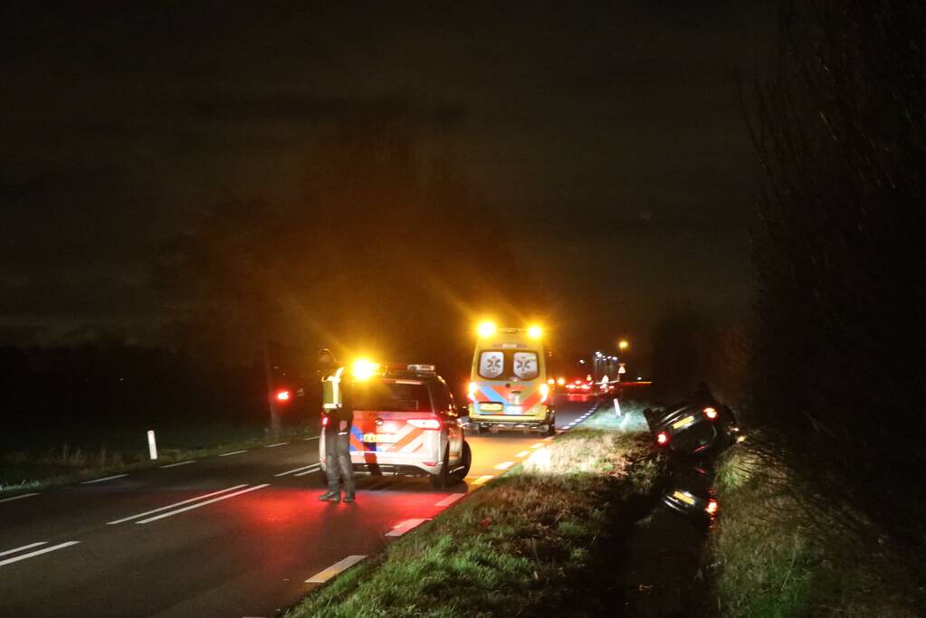 Auto belandt op dak in sloot