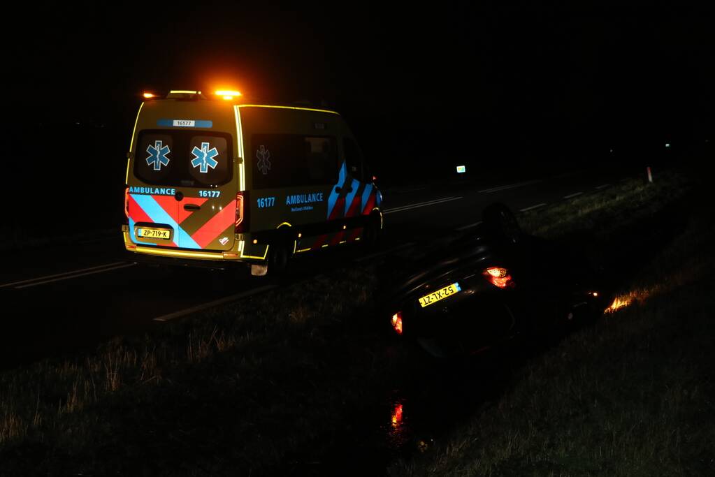 Auto belandt op dak in sloot