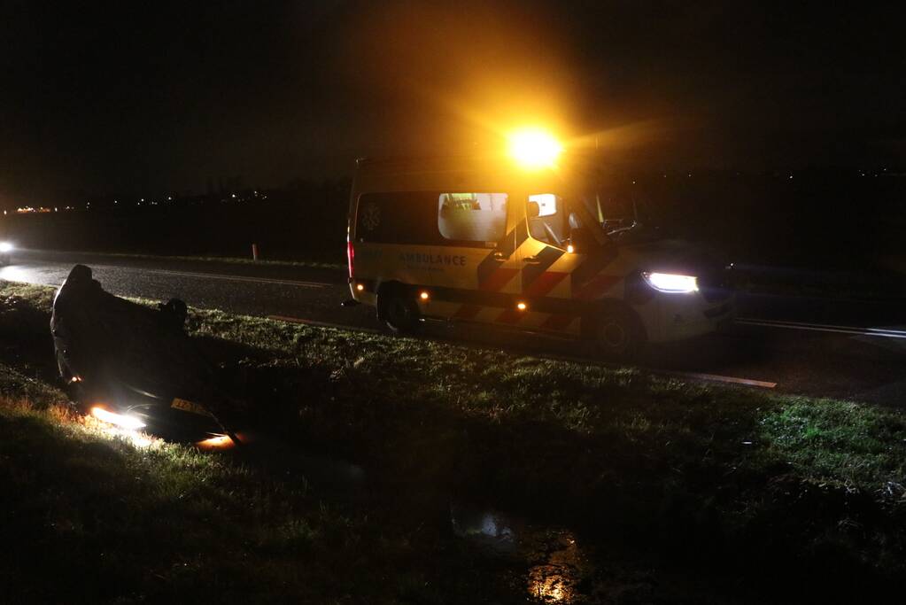 Auto belandt op dak in sloot