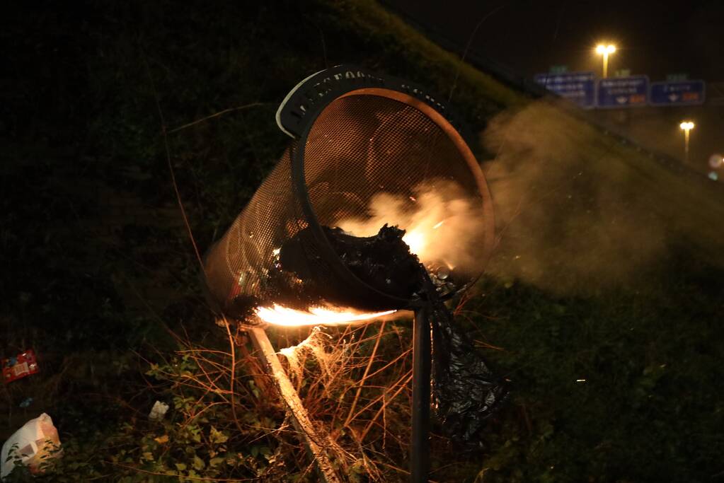 Brandweer blust brandende blikvanger