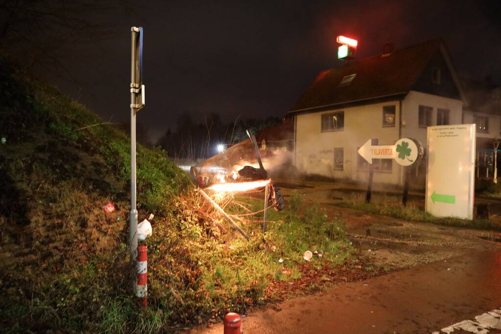 Brandweer blust brandende blikvanger