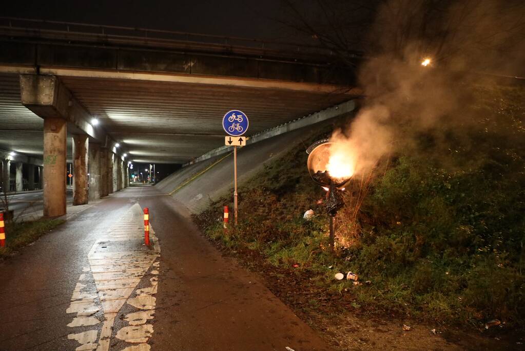 Brandweer blust brandende blikvanger