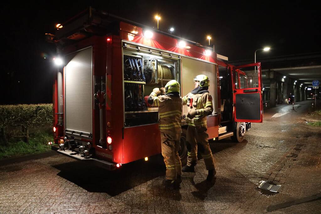 Brandweer blust brandende blikvanger
