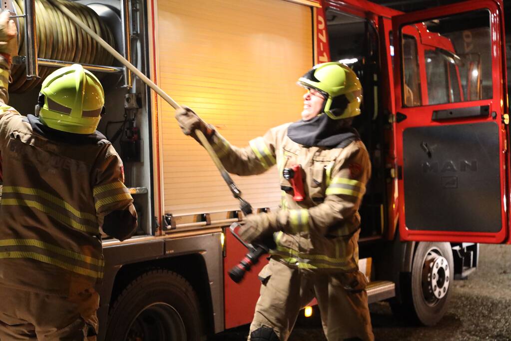 Brandweer blust brandende blikvanger