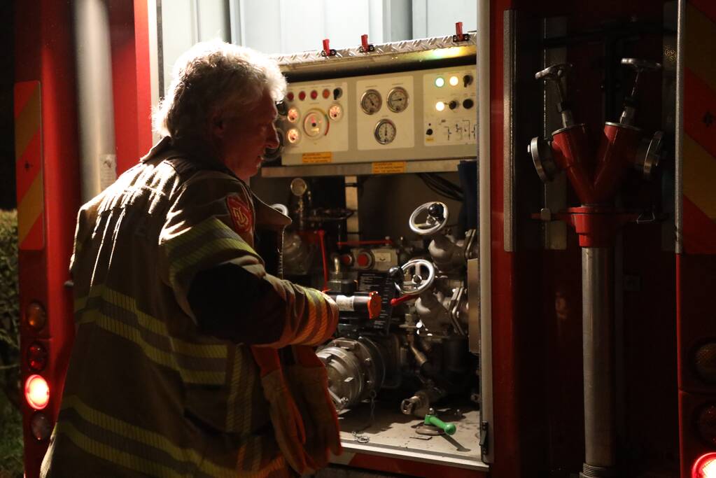 Brandweer blust brandende blikvanger