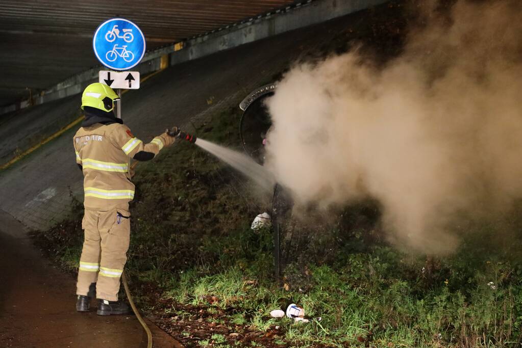 Brandweer blust brandende blikvanger