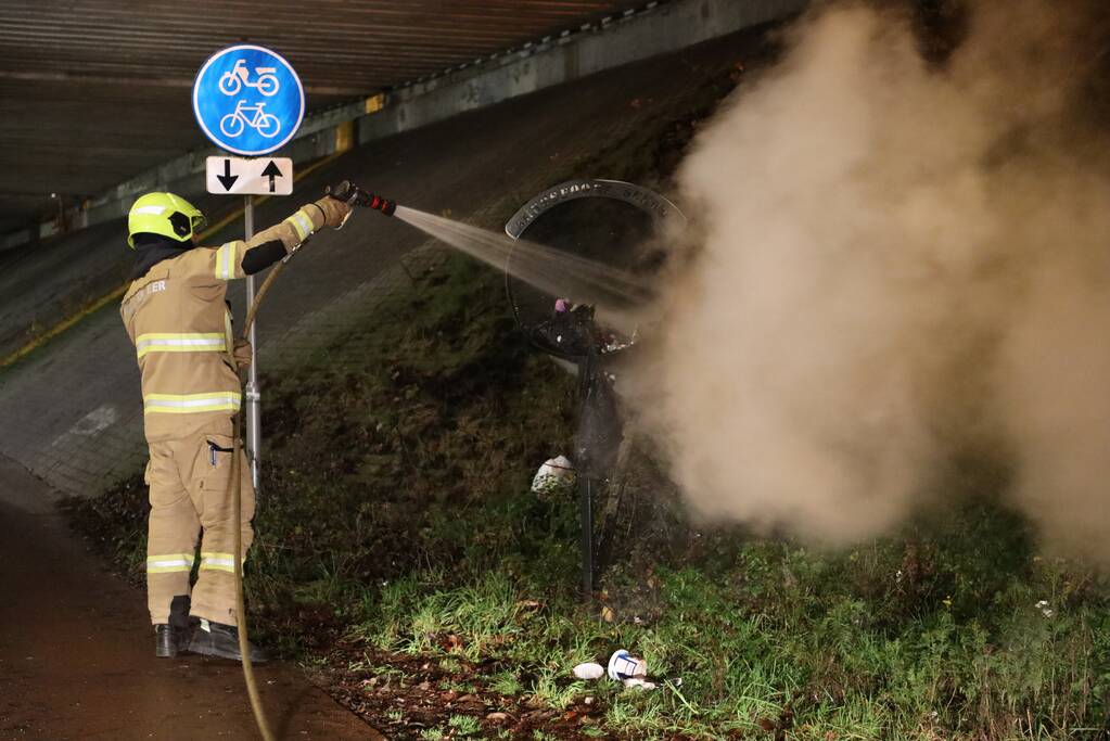 Brandweer blust brandende blikvanger