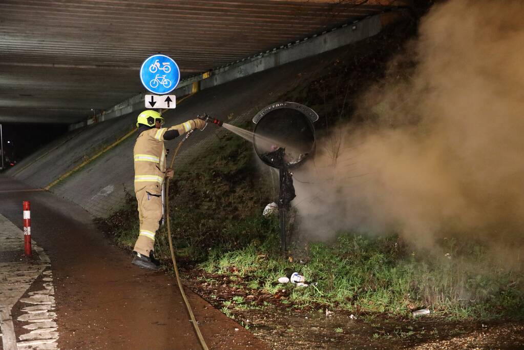 Brandweer blust brandende blikvanger