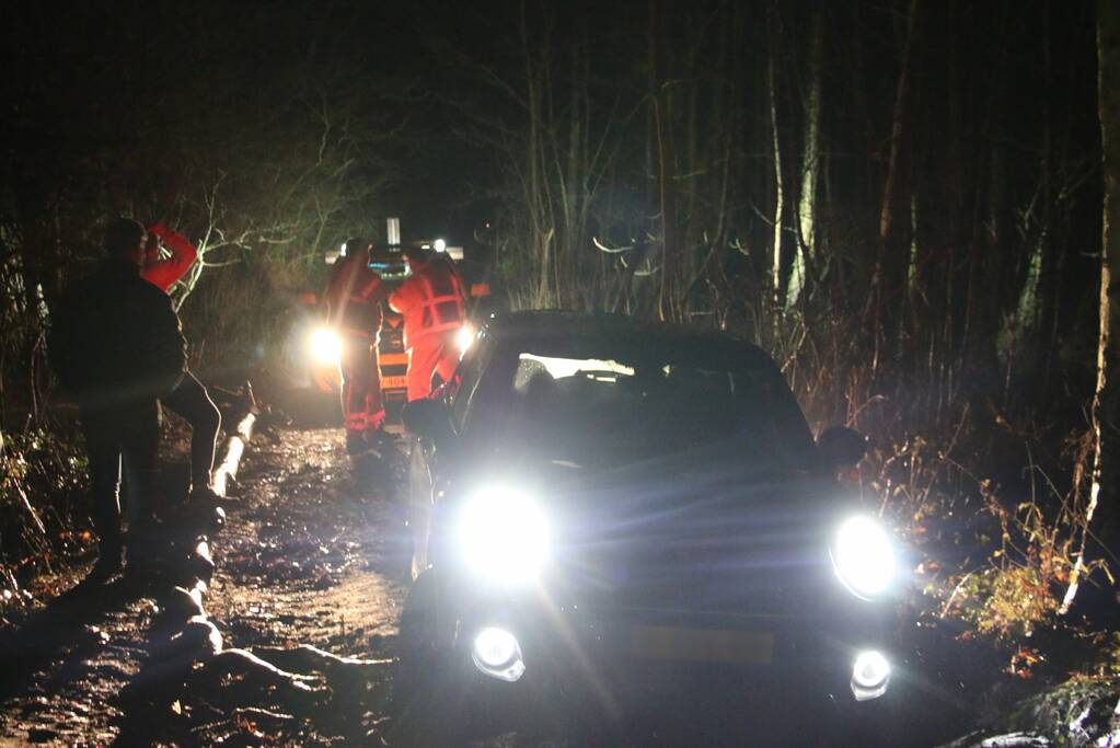 Auto rijdt zich vast in de modder