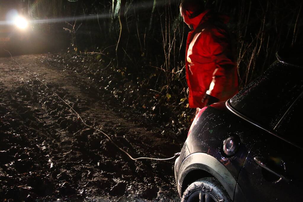 Auto rijdt zich vast in de modder