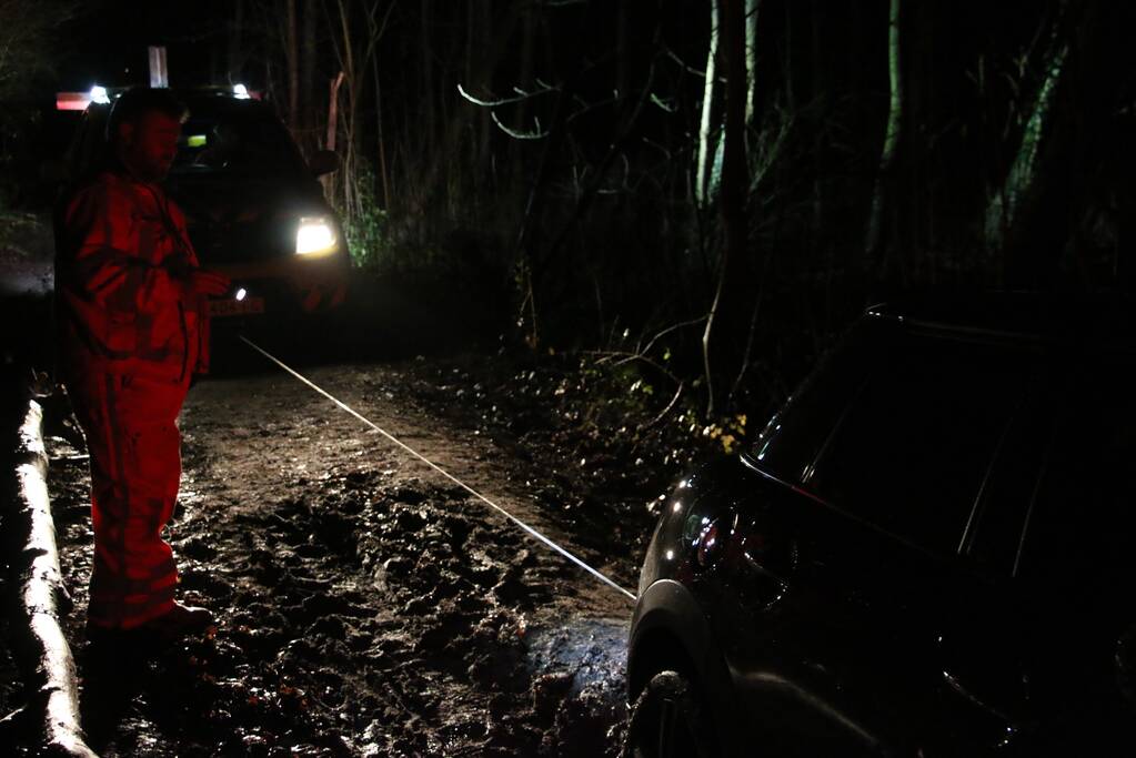 Auto rijdt zich vast in de modder