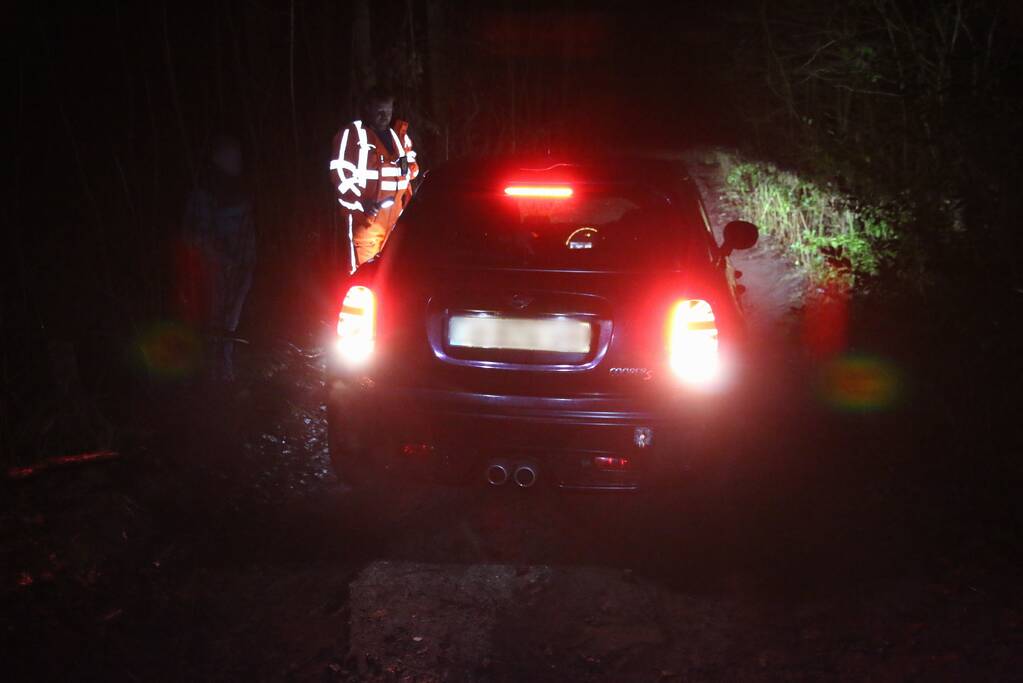Auto rijdt zich vast in de modder