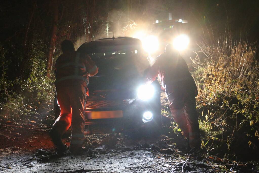 Auto rijdt zich vast in de modder
