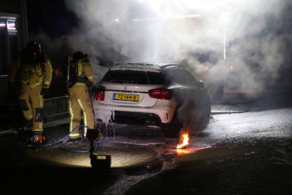 Auto verwoest door brand in motorcompartiment