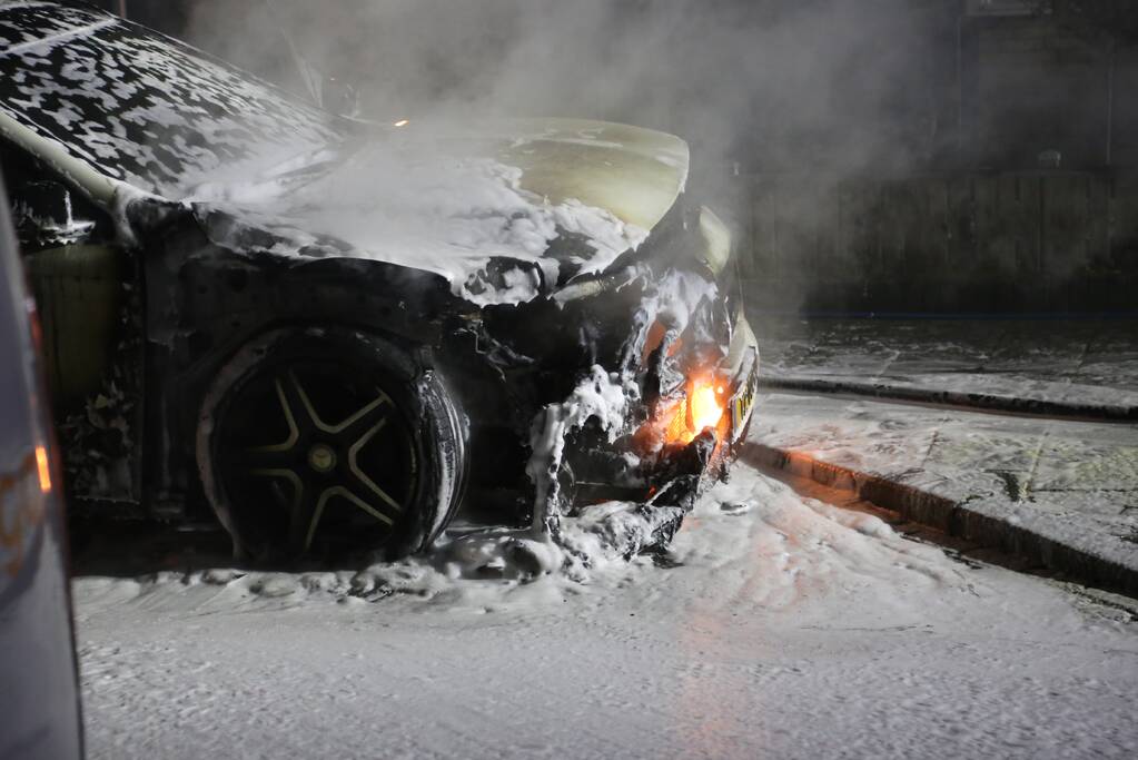 Auto verwoest door brand in motorcompartiment