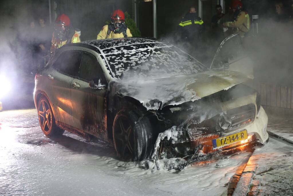 Auto verwoest door brand in motorcompartiment