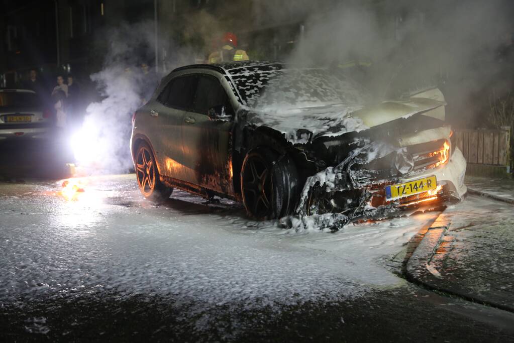 Auto verwoest door brand in motorcompartiment