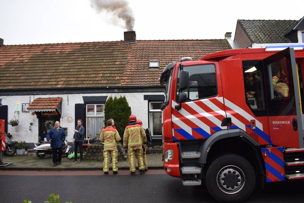 Brand in schoorsteen slaat over naar dak