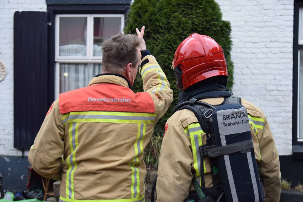 Brand in schoorsteen slaat over naar dak
