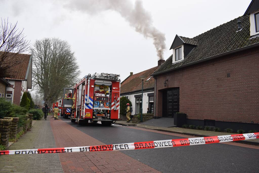 Brand in schoorsteen slaat over naar dak