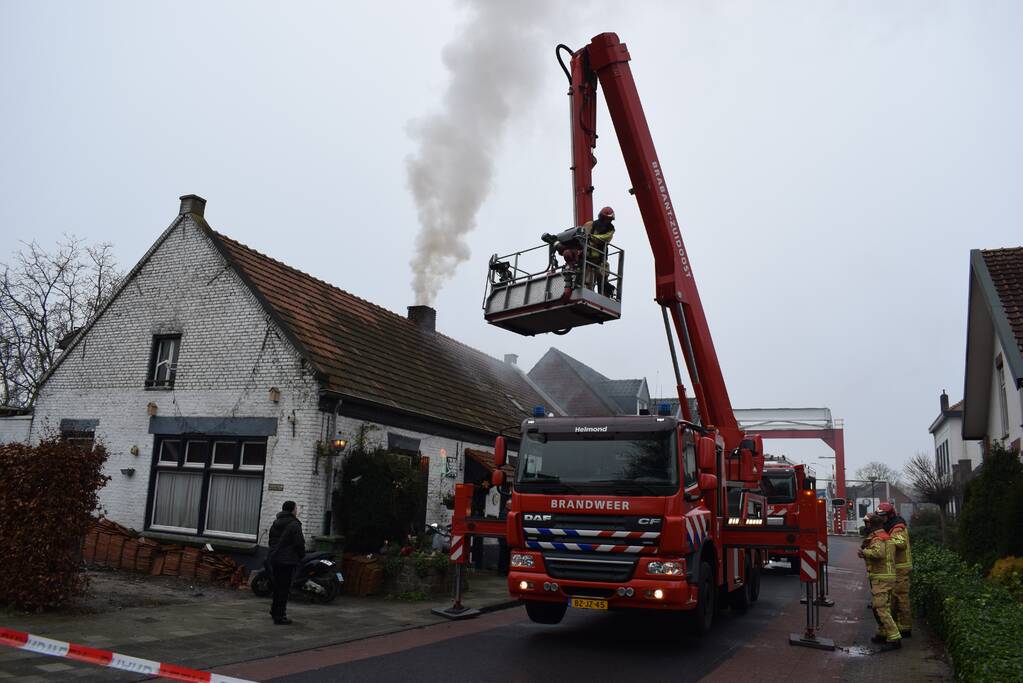 Brand in schoorsteen slaat over naar dak