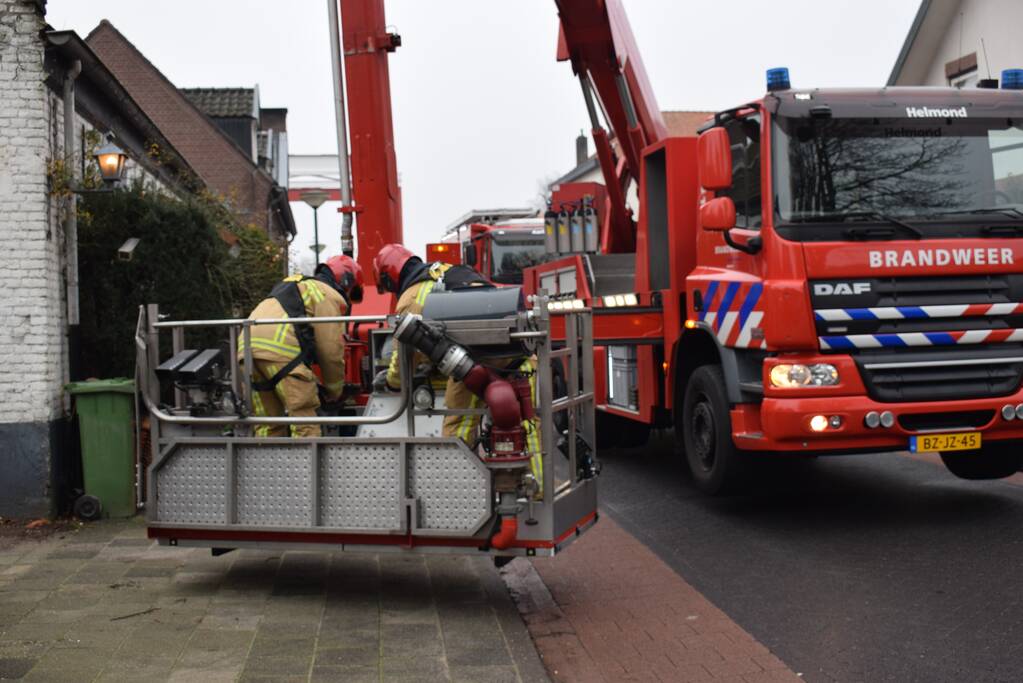 Brand in schoorsteen slaat over naar dak