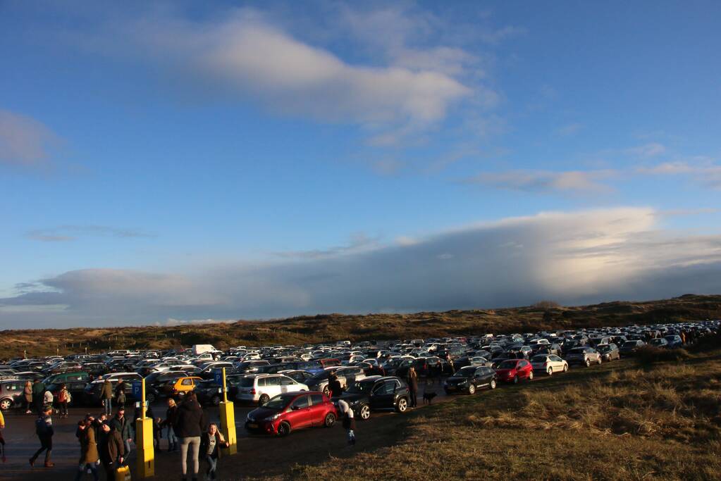 Mega drukte op strand ondanks maatregelen