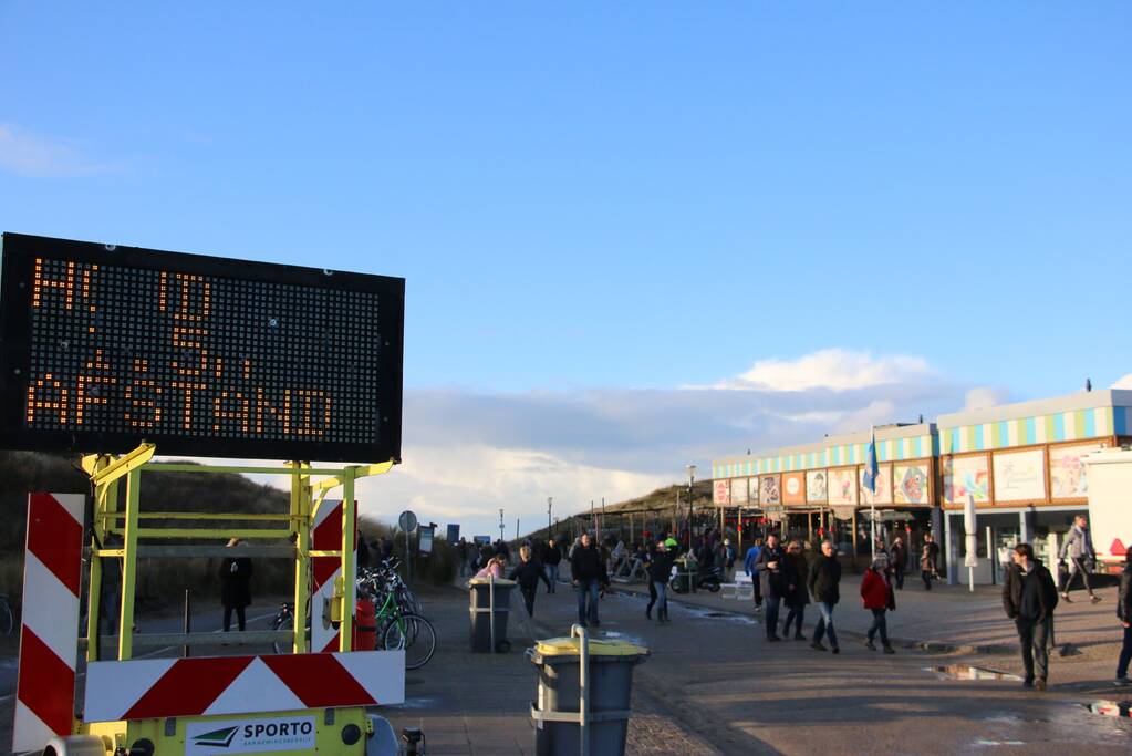 Mega drukte op strand ondanks maatregelen