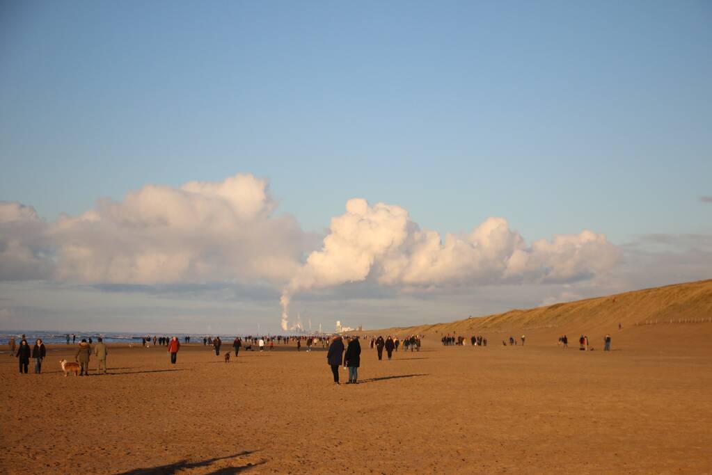 Mega drukte op strand ondanks maatregelen