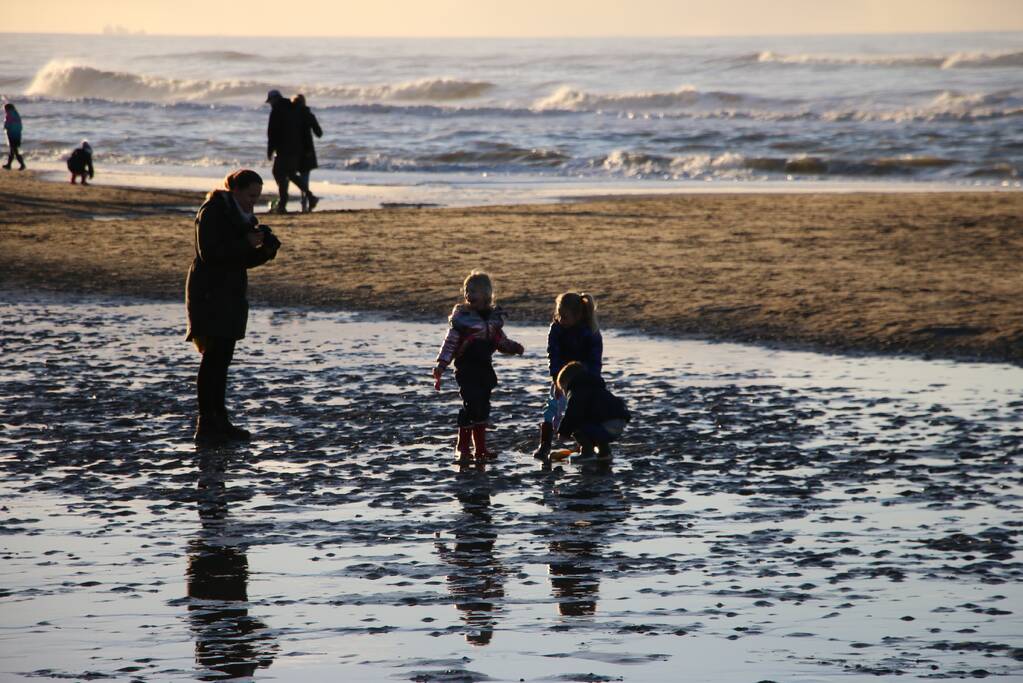 Mega drukte op strand ondanks maatregelen