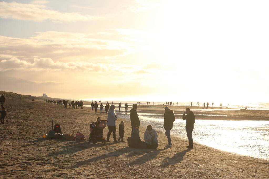 Mega drukte op strand ondanks maatregelen