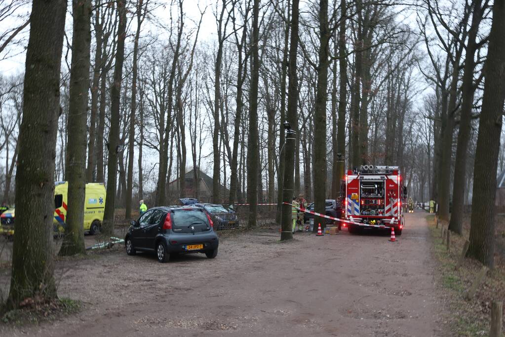 Overleden persoon naast auto bij Slot Zuylen