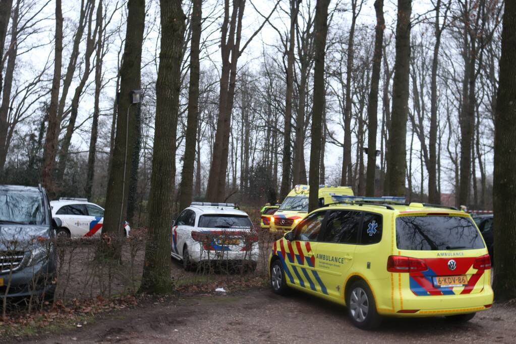 Overleden persoon naast auto bij Slot Zuylen