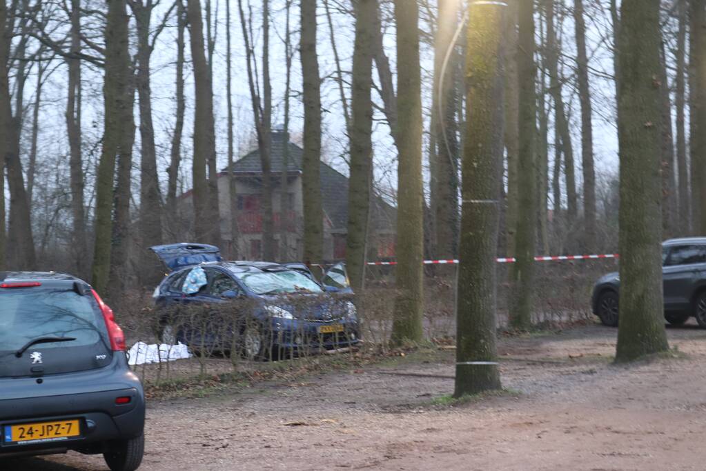 Overleden persoon naast auto bij Slot Zuylen