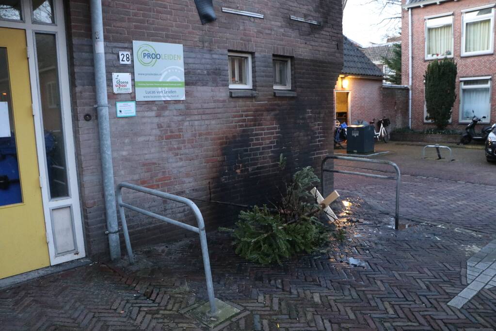 Pand loopt schade op door verbrande kerstbomen