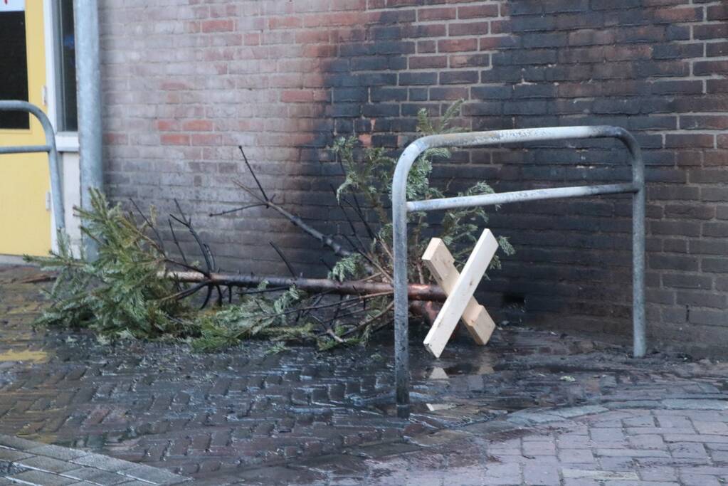 Pand loopt schade op door verbrande kerstbomen