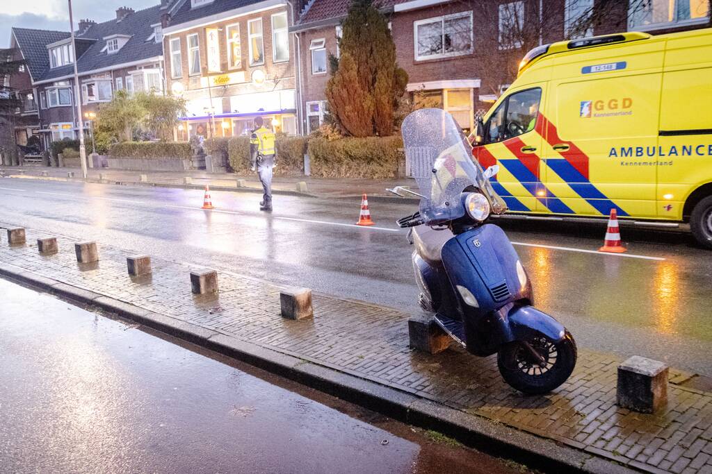 Twee opzittenden scooter gaan onderuit