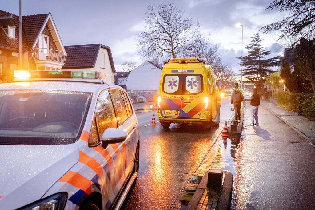 Twee opzittenden scooter gaan onderuit