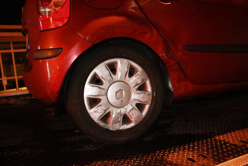 Aanrijding na door rood, zwangere vrouw naar ziekenhuis