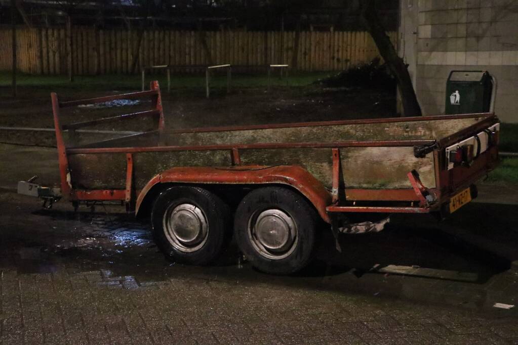 Aanhanger mogelijk in brand gestoken