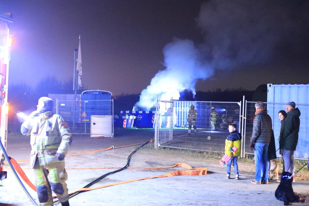 Bouwcontainer in brand gestoken